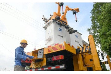 高压线上的“能工巧匠” 带电作业机器人首次亮相浙江余姚