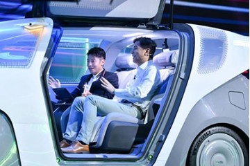 全程自动驾驶 无须看路 李彦宏的汽车机器人惊艳亮相