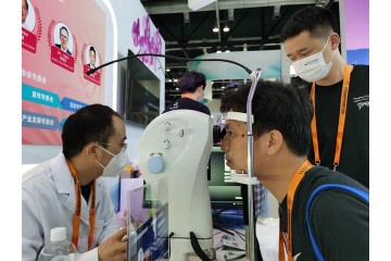 服贸会观众排队体验AI机器人眼底照像