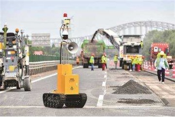 湖州高速上线全国首台高速施工管理巡检机器人